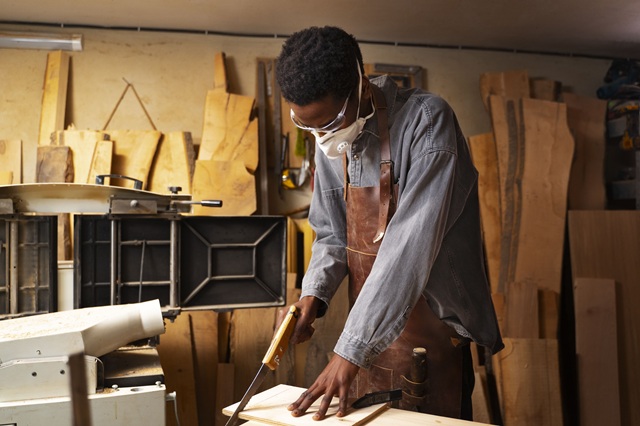 artesao de tiro medio fazendo xilogravura